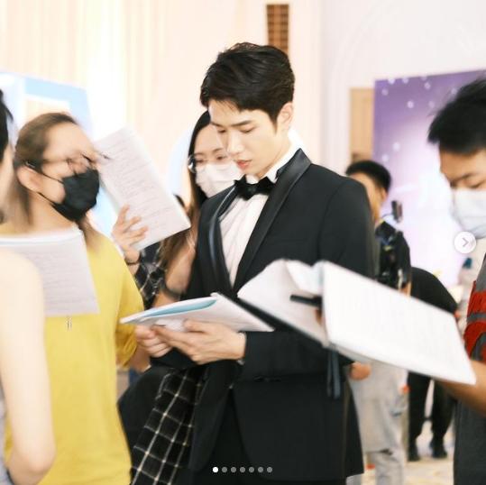 Liu Yihao just wore a towel and "super fierce biceps" was seductively ...