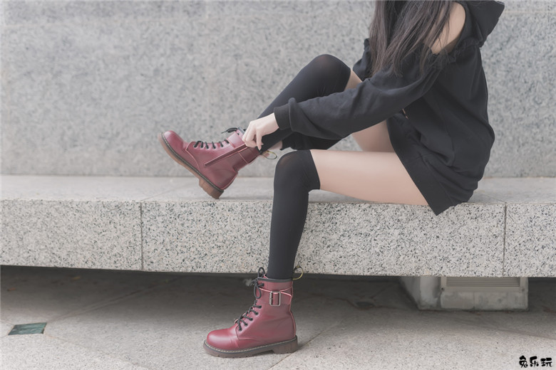 【福利姬】让人喜欢的黑丝及膝袜小细腿！太美了（48P）