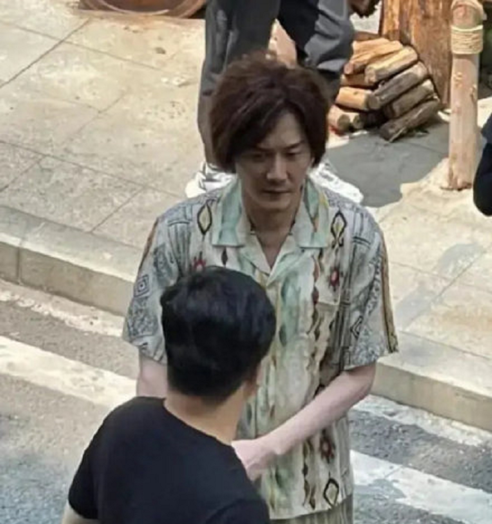 冯绍峰近照暴瘦似纸片人，手细如柴无血色，面容凹陷憔悴引人担忧
