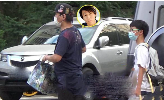 白百何一家三口同框，陈羽凡父爱满满，拉着儿子恋恋不舍让人泪目