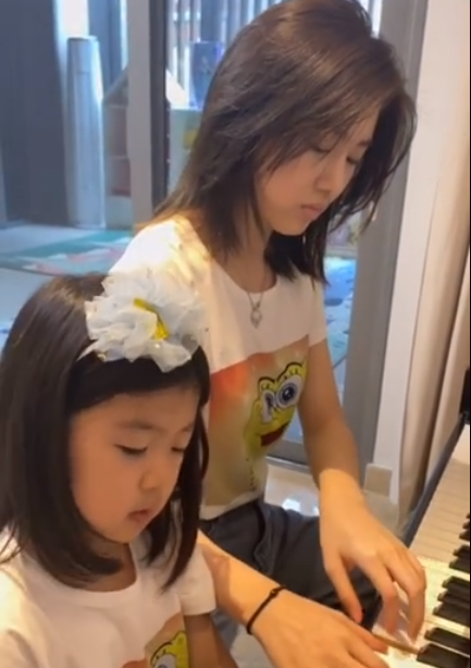 汪峰曬女兒彈琴為老婆慶生，醒醒與媽媽對視甜笑，繼女美過章子怡