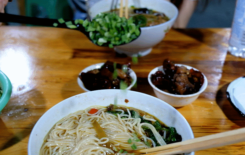 越洋肖氏老米线：杨家坪人从小吃到大，酸菜肉丝加辣子鸡只要17元