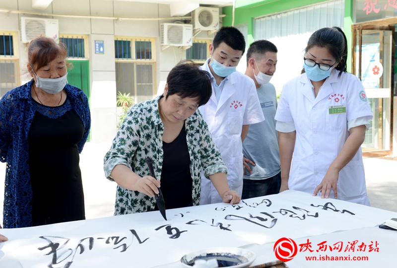 “红色文化续传承 缅怀伟人写春秋”书画会在渭南华仁医院举办（组图）