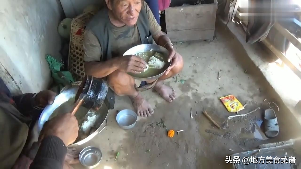 尼泊尔山区穷人家吃酒席，玉米糊配咖喱羊肉，