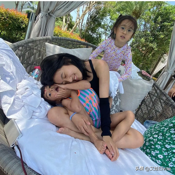 賈靜雯一家五口遊玩，她紮馬尾扮少女，16歲梧桐妹穿泳衣真放得開