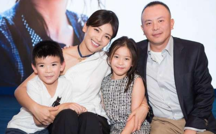 42歲劉濤穿長裙陪孩子踢球，當她高抬腿踢球那一刻，又羨慕王珂了