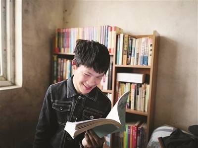 一指敲出300多万字小说，徐州“铁桶男孩”迎来20岁生日