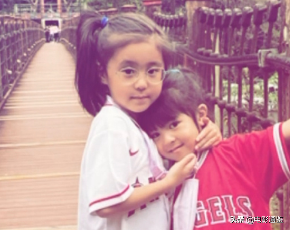 咘咘波妞又有新旅遊照！ 姐姐乖巧又養眼，3歲妹妹裝淑女啦