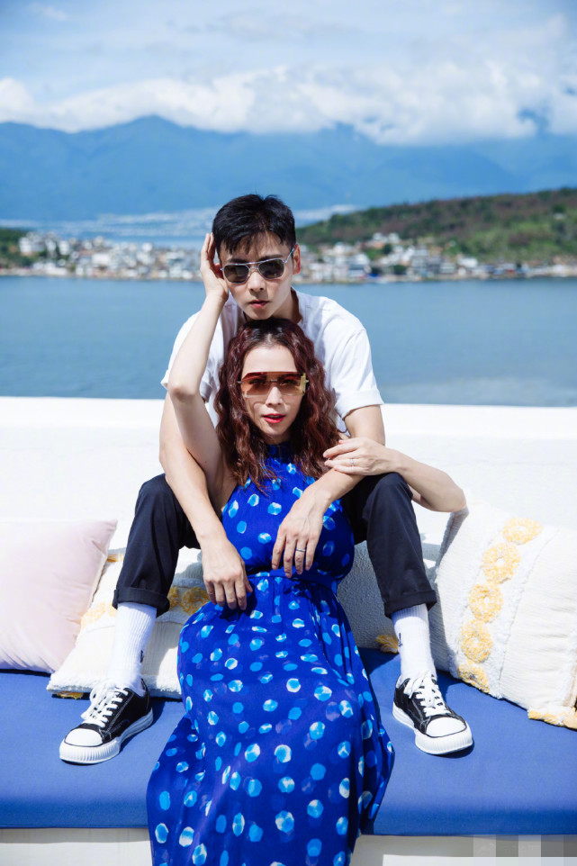 坑娃！蔡少芬让三胎儿子体验高空玻璃走廊，乐儿被吓哭表情超可怜