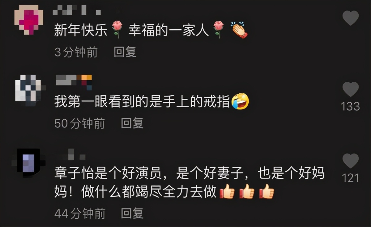 章子怡一家海邊過年，手上一顆大祖母綠，汪峰手放女兒不合適位置