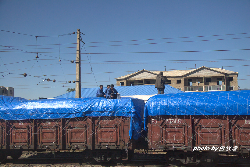 实拍朝鲜人的工作场面，不紧不慢，更像是在享受劳动的过程