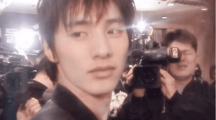 9年没演过戏，纯靠脸就有花不完的代言费，广告一签就是18年