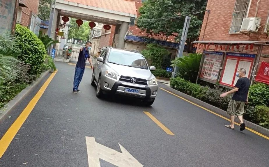 湘潭市人民政府副市长向敏率队督查三湘鑫苑小区疫情防控工作