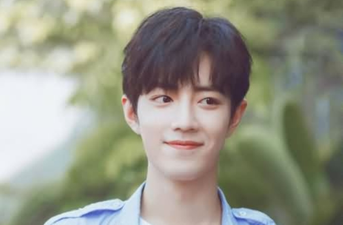 肖战参加某节目路透照爆出，他居然站在C位，看