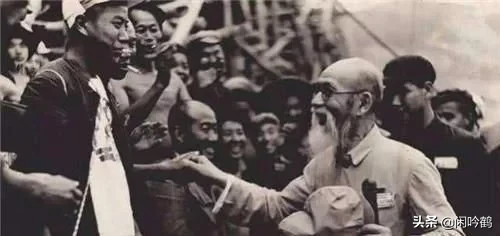 他辞官回家，路上遭到土匪打劫，行李翻开后，土匪泪崩跪送其30里