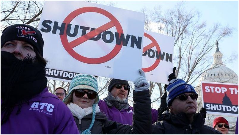 特朗普终于让步了！35天后，美国政府暂时重开