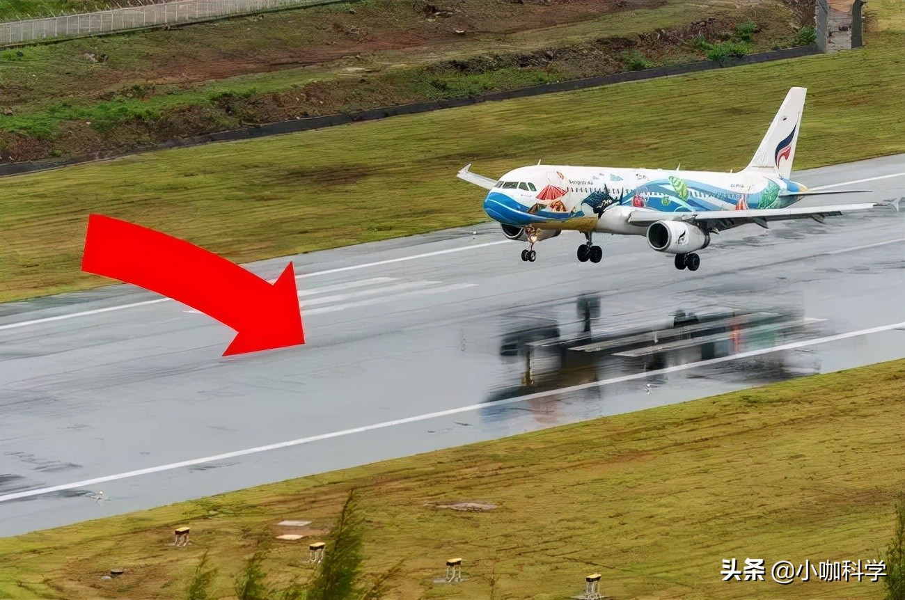 驚險一幕！ 華夏航空班機衝出跑道，飛機著陸後，為何還會衝出去？