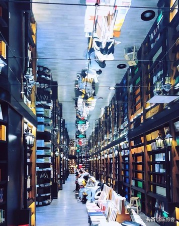 上海最美书店“钟书阁“!还可来杯咖啡配书