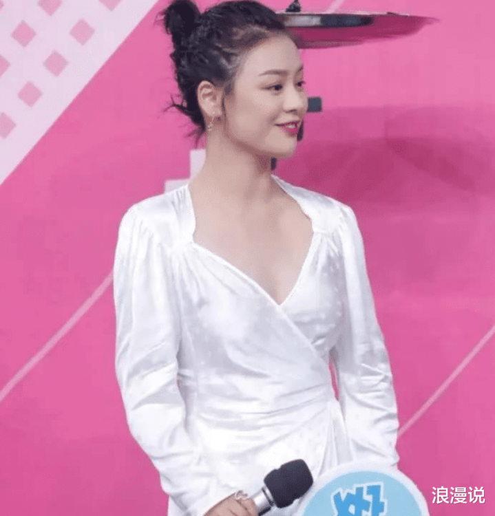 马思纯被采访时“衣冠不整”?包装有必要,粉丝:把衣服能拉上去吗?