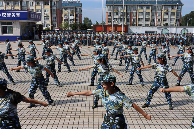 張店中學(xué)舉行2021級(jí)新生軍訓(xùn)匯報(bào)表演(圖7)