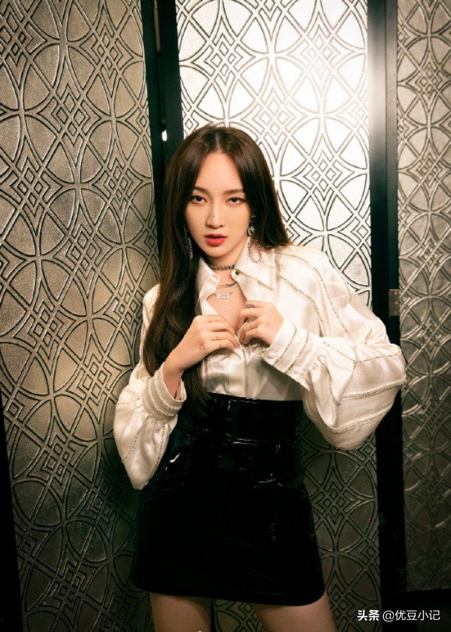 孟佳女团梦成真，一身金色礼服搭配金钻长筒靴子，美艳高级秀身材