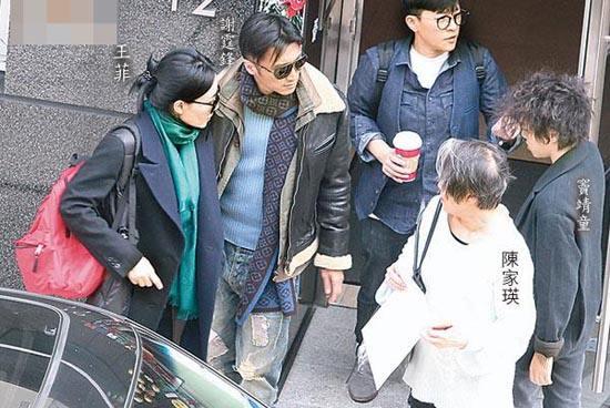 Congratulation Xie Ting sharp edge and Wang Fei: The late night involves hand beautiful conjugal love, 10 point to buckle the abode that answers Wang Fei together closely