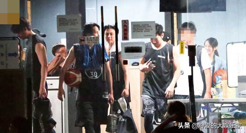 罗志祥风波后首现身，多人球馆聚会到凌晨，被