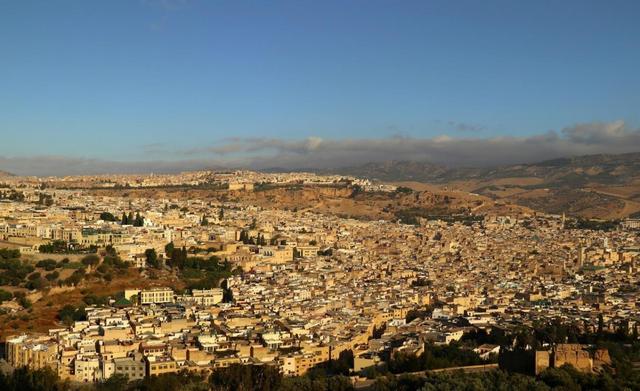 全球最浪漫的十大城市之一，被誉为色彩之国！将寺庙建在海上？