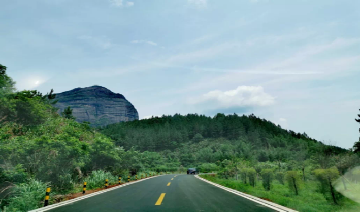 沿著閱丹公路穿梭丹霞山世界自然遺產,感受丹山錦水之奇秀,鄉村田園之