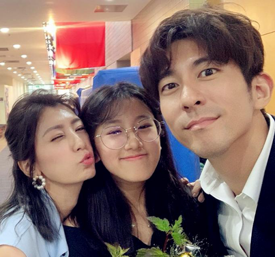 梧桐妹16岁生日，继母出镜与孙志浩亲吻女儿，贾静雯一家缺席