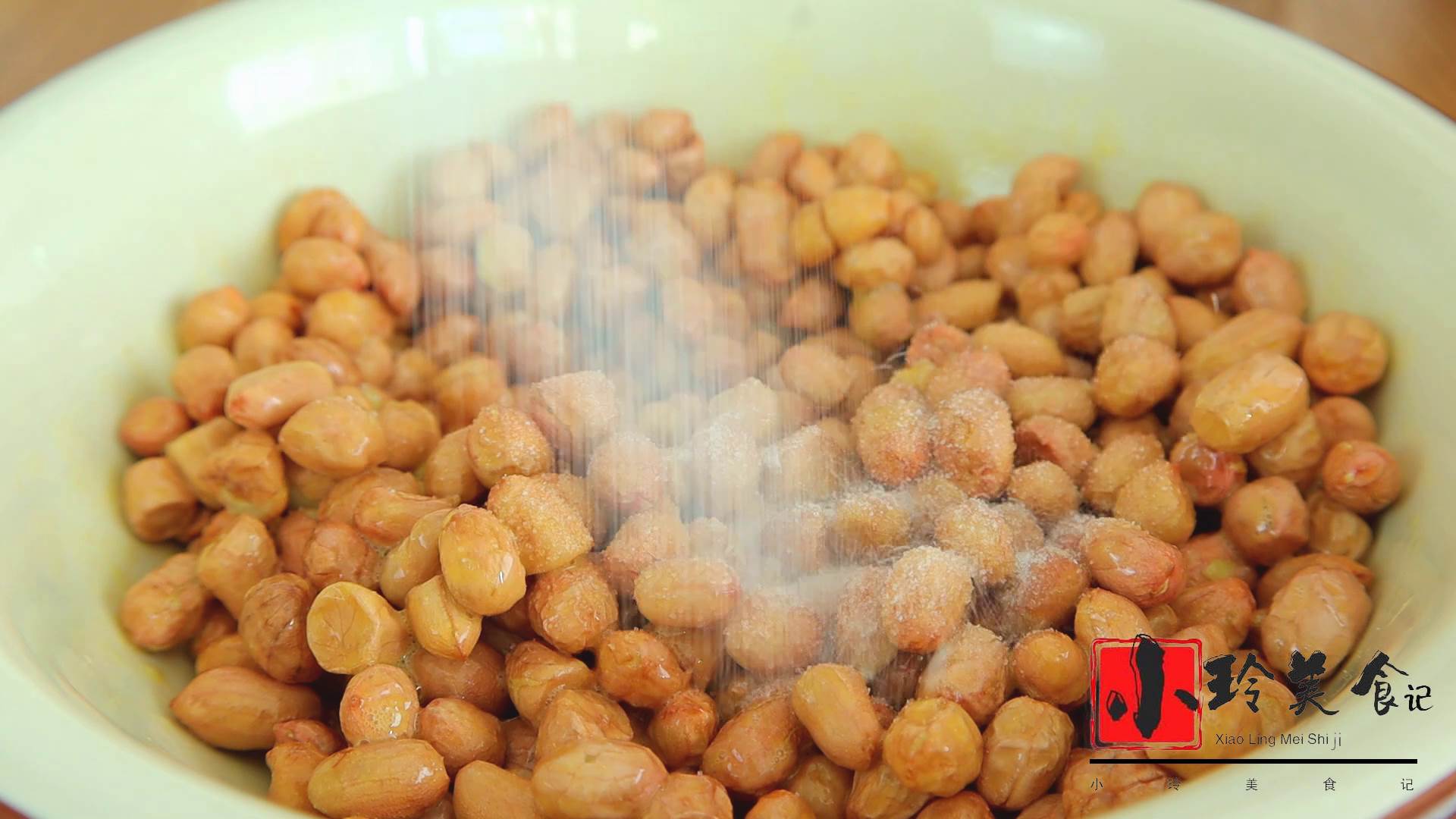 花生不油炸了，打入2個雞蛋，筷子一攪，咬一口嘎嘣脆，好吃上癮