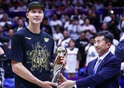 现役大将易建联多低调？父母生活依旧朴素，球