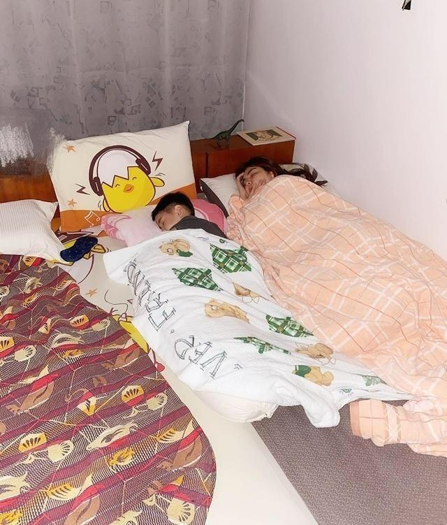 Ella带儿子去农村婆家过年，条件简陋打地铺，网