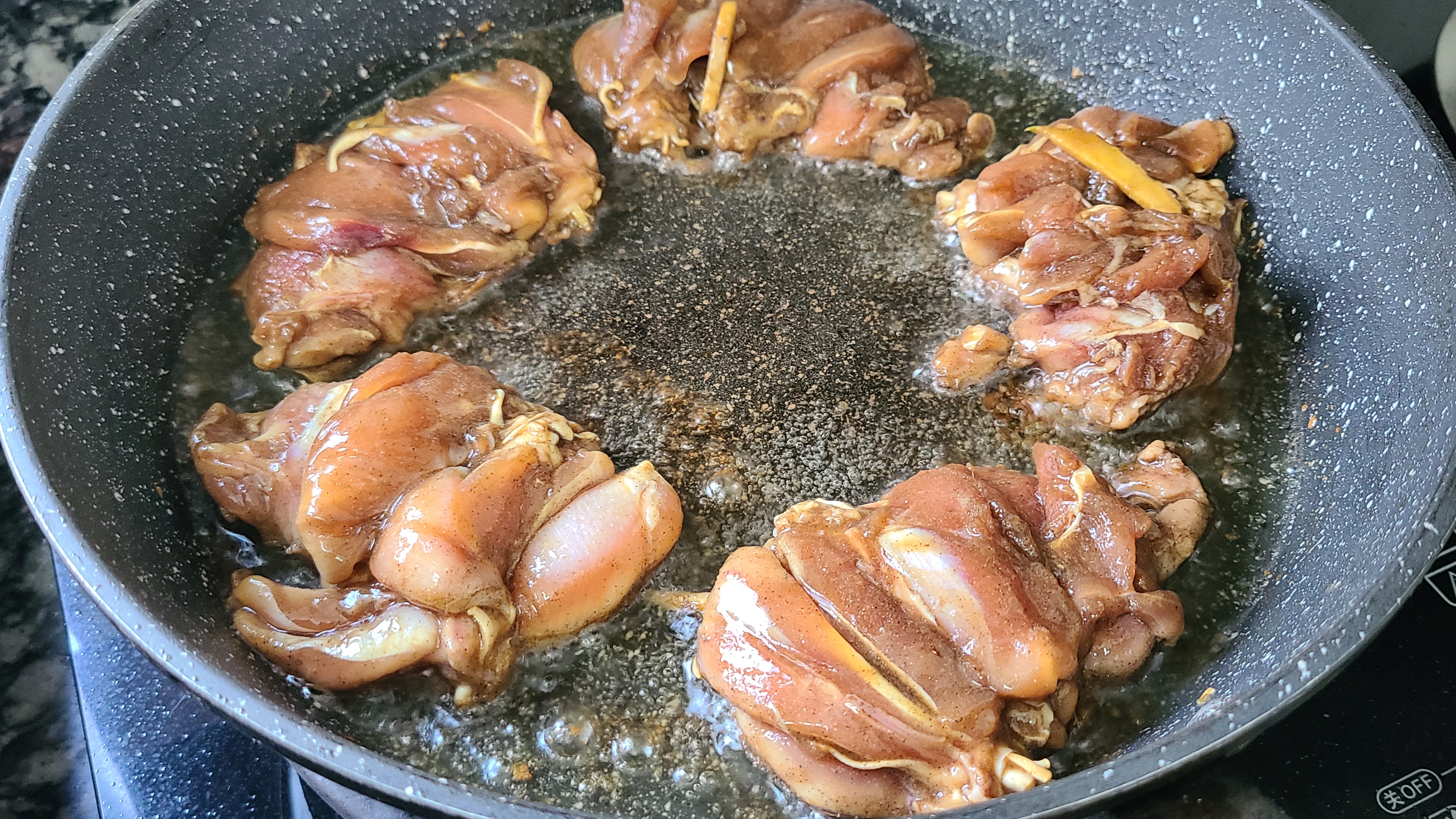 鸡腿别直接炖，广东人教我一个做法，美味好吃，每次都吃光