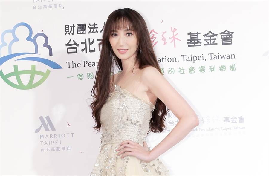 吴佩慈近况太惨，老公欠债带4娃急飞香港，边澄