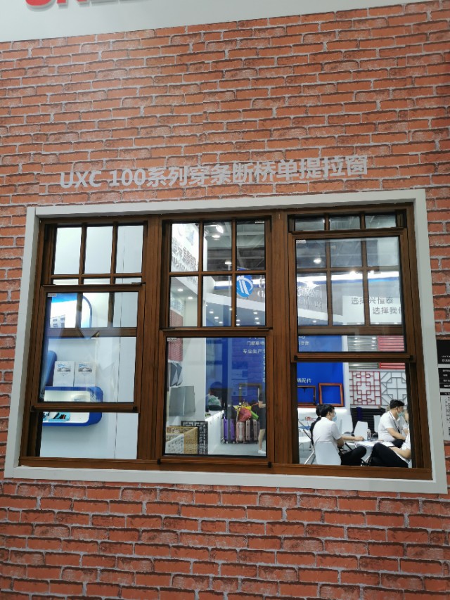 全球首款落地下拉式重型提拉窗驚艷亮相