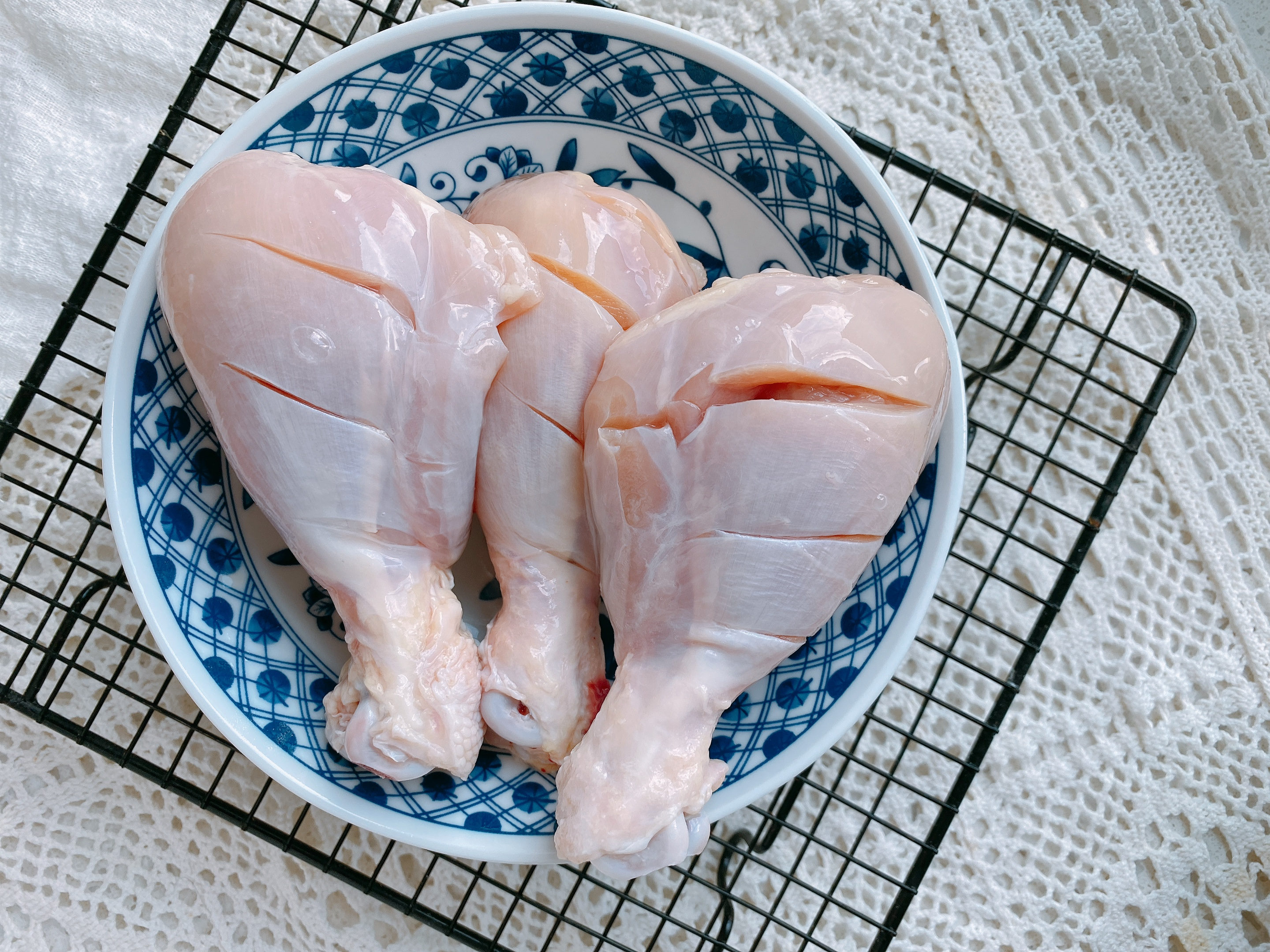 无水无油的蒸鸡腿，掌握1个秘诀，低脂低热量，鲜嫩多汁超好吃