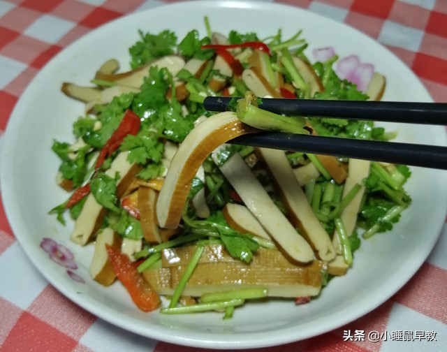 入秋后最适宜吃的开胃小菜，家常香菜拌豆干，简单好吃，爽口下饭