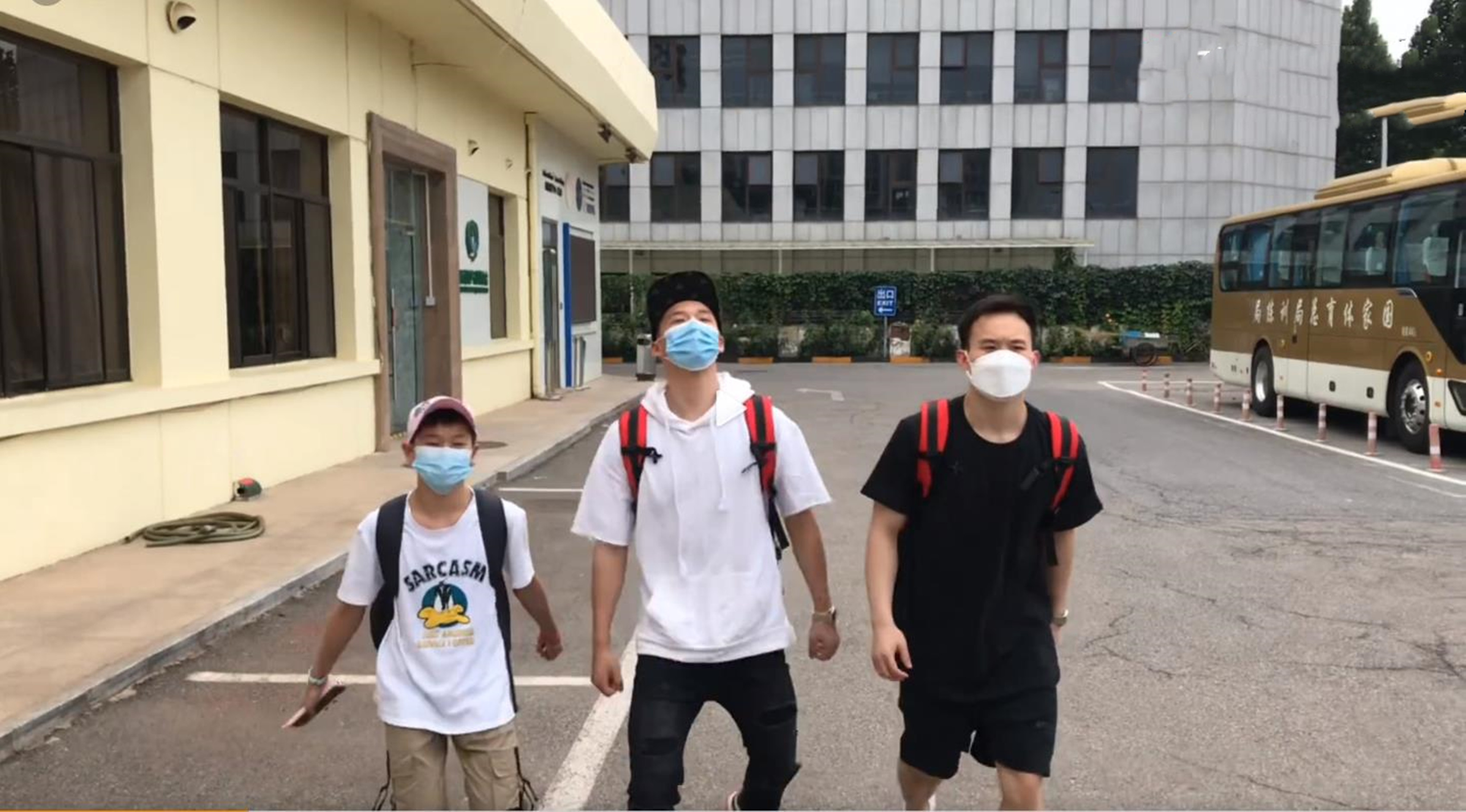 全红婵隔离结束！与队友走“六亲不认”步伐庆祝胜利，却不能回家
