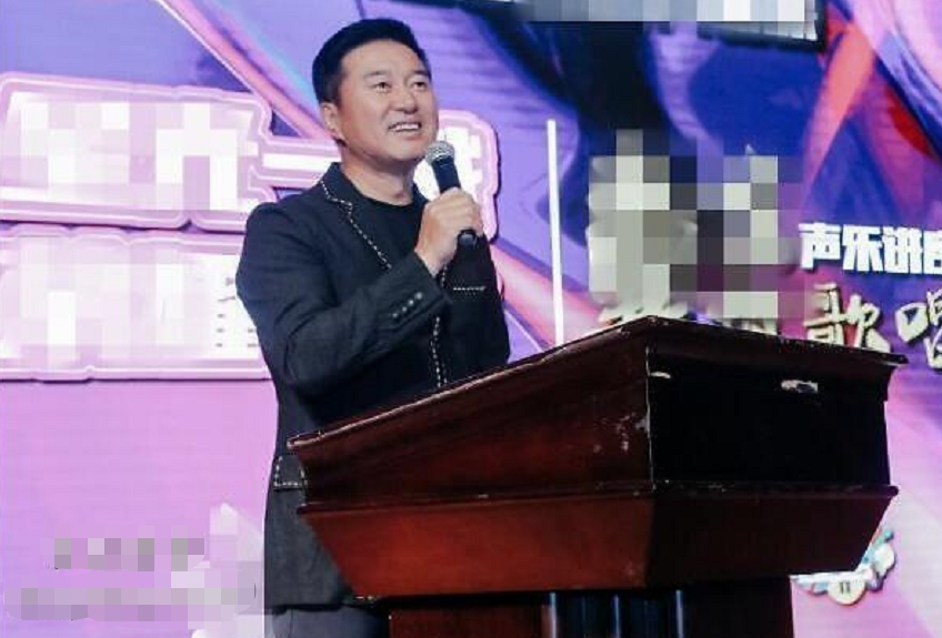 51岁满文军退圈后罕露面！身材发福大变样，曾指证富豪老婆涉毒？