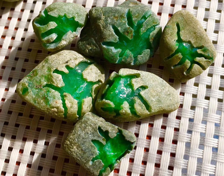 一块原石标价数千万,抢购者还多次加价,翡翠被称为疯狂的石头