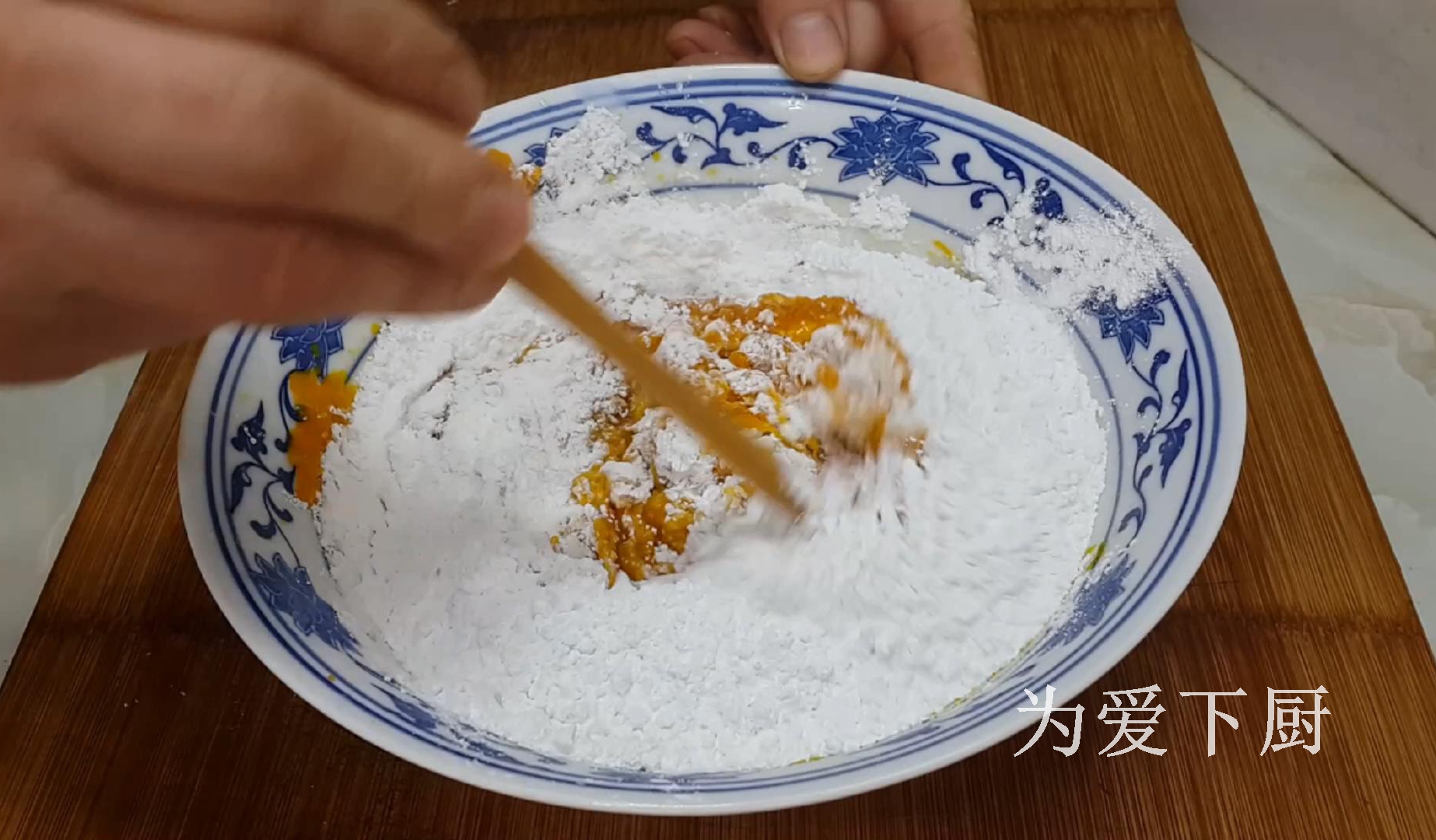 烙南瓜餅時，記住不要直接烙餅，大廚教你兩招，個個軟糯又香甜