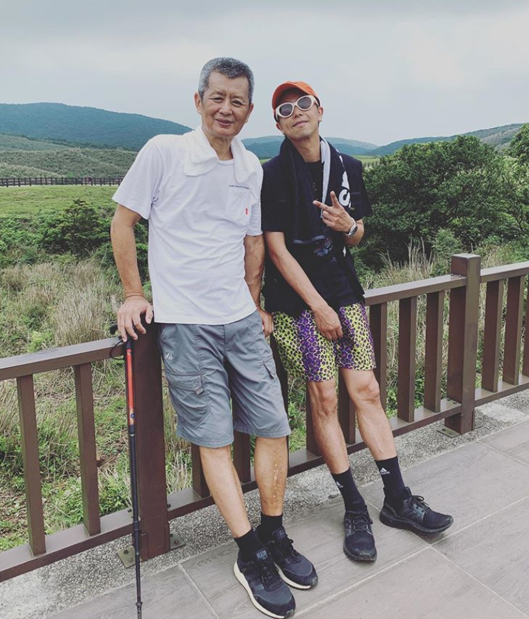 黄鸿升爸爸撇禁忌二殡送别爱子，妹妹悲戚捧哥哥骨灰泛泪离去