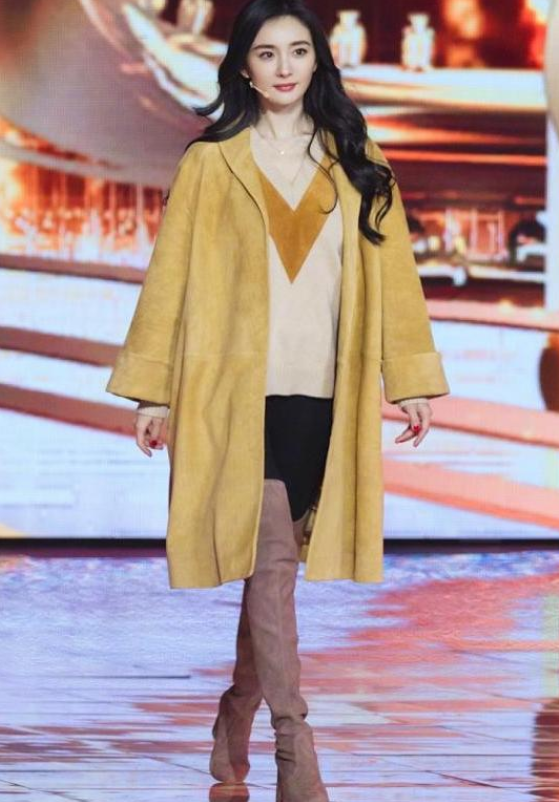 杨幂才是真的“腿精”！这靴子一般人谁敢买，