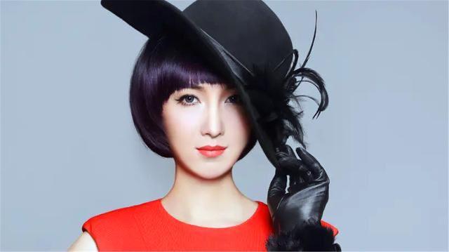 05年“背母上学”感动全国的刘婷，10年后却变性成女人，如今怎样