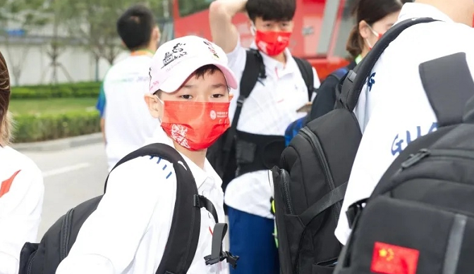 曝全红婵回母校！与家人在市区中秋节团圆，家乡变化太大了