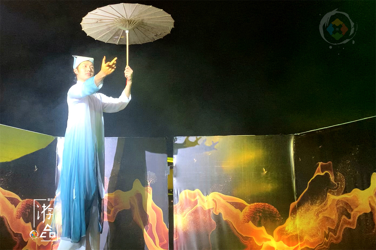 重庆黄金游轮有多豪华？内部一片金碧辉煌，高级自助餐随便吃