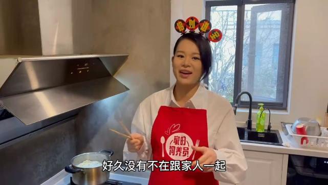 超淡定！ 胡杏兒上春晚前挺三胎孕肚做年夜飯，懷孕8月狀態超好