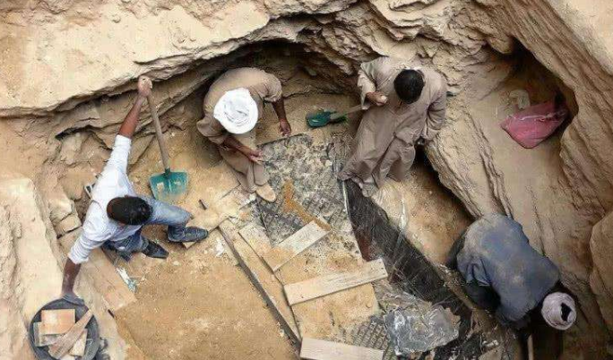 湖南出土清朝古墓，专家挖到一半突然叫停：“这是我家祖坟”