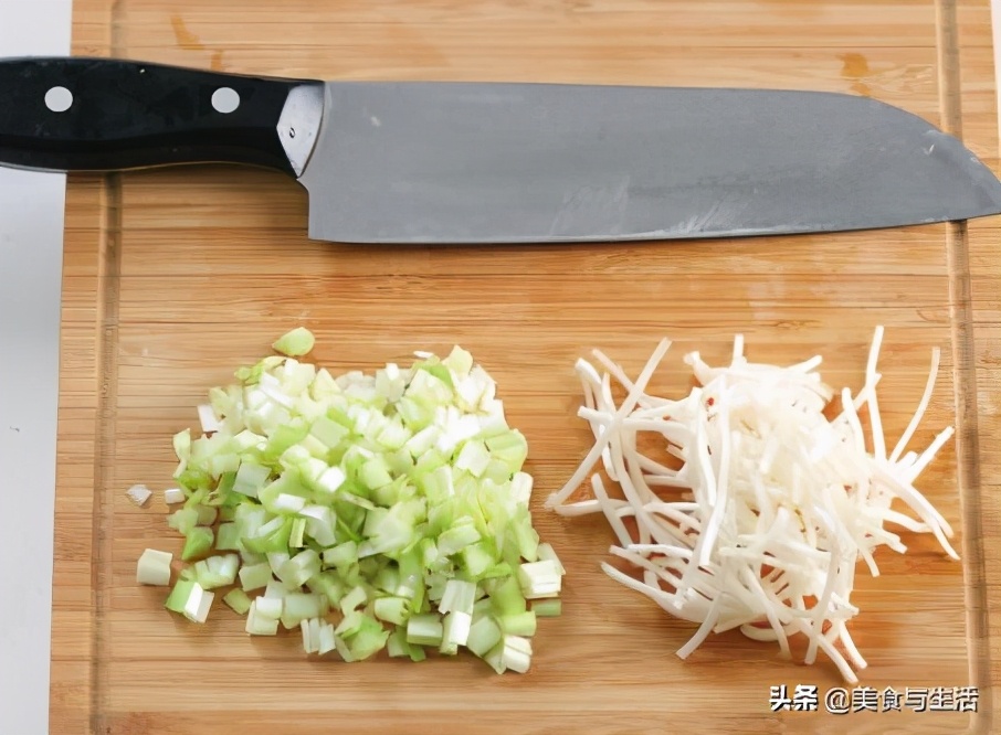 教你在家做春捲，從攤餅皮到成品，步驟簡單詳細，宴客上桌真不錯